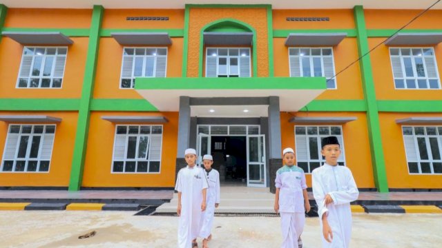 Santri Pesantren Nabil Husein didepan rumah susun barunya di Samarinda Kalimantan Timur. (Istimewa)