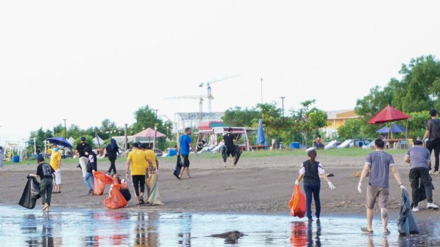 Accor Makassar saat melakukan aksi bersih-bersih sampah di pantai di Makassar. (Istimewa)