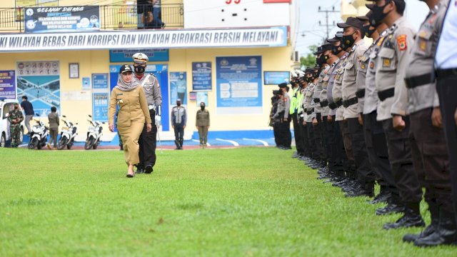 Bupati Luwu Utara Indah Putri Indriani memimpin apel gelar pasukan operasi kepolisian kewilayahan dengan sandi Patuh 2022 di halaman Mapolres Luwu Utara. Senin (13/06/2022)