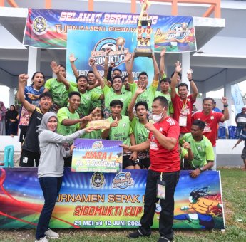 Tutup Turnamen Sepak Bola Sidomukti Cup I, Indah Putri Indriani : Sampai Jumpa Diturnamen Selanjutnya