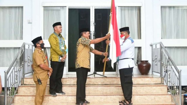 Bupati Soppeng Andi Kaswadi razak, melepas secara simbolis Jamaah Haji, Rabu (15/06/2022) malam. (Istimewa)