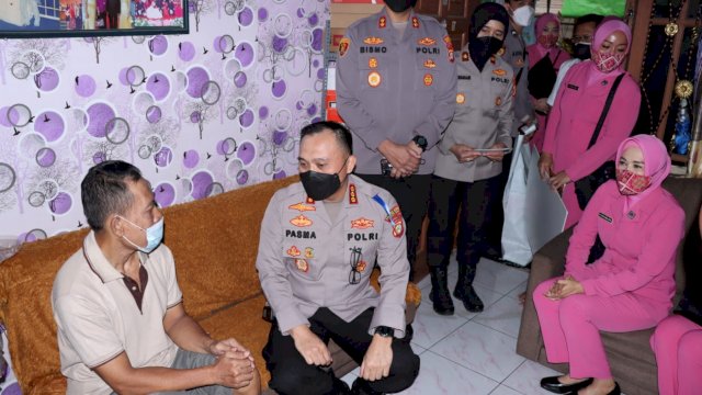 Metro Jakbar Kombes Pol Pasma Royce, berbincang dengan Aiptu Fathurozi yang mengalami Stroke, Kamis (16/06/2022). (Istimewa)