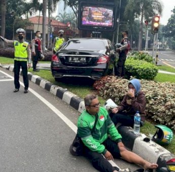 Tabrakan Dengan Ojol, Pengendara Mobil Mewah Mendadak Tewas