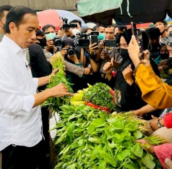 Presiden Jokowi Bagikan Bansos PKH di Pasar Baros Banten