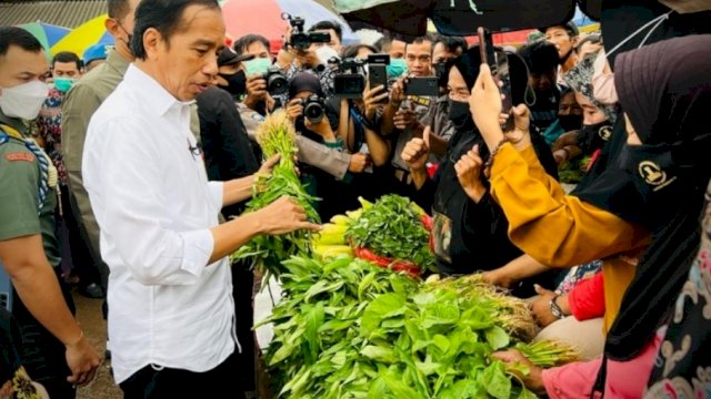 Presiden Jokowi saat mengunjungi Pasar Baros, Kabupateb Serang, Banten. (istimewa)