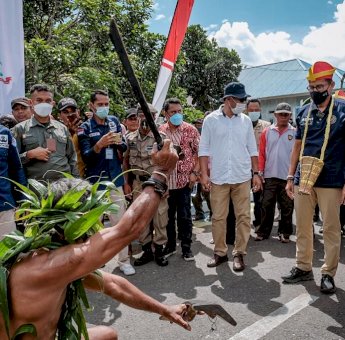 Sandiaga uno Terkesan Dengan Keindahan Alam dan Budaya di Desa Lapasi Halmahera Barat