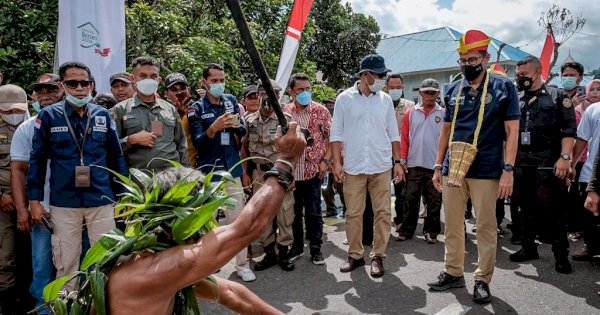 Sandiaga uno Terkesan Dengan Keindahan Alam dan Budaya di Desa Lapasi Halmahera Barat