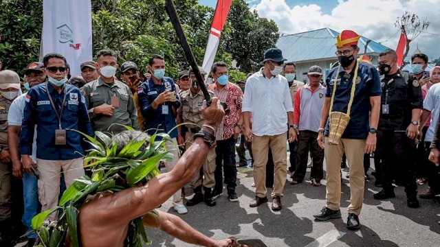 Menteri Pariwisata dan Ekonomi Kreatif Sandiaga Salahuddin Uno, diterima secara Adat saat mengunjungi Desa Wisata Lapasi Kabupaten Halmahera Barat, Maluku Utara, Kamis (16/06/2022). (Istimewa)