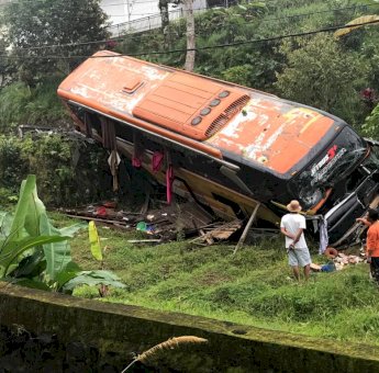 Kecelakaan Bus Pariwisata di Tabanan Bali, Polisi: 12 Mobil dan Motor Rusak Berat