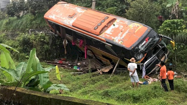 Kecelakaan maut bus pariwisata di kawasan Baturiti, Tabanan, Bali menyebabkan 12 kendaraan yang hancur disambar bus yang diduga mengalami rem blong, Sabtu (18/6/2022). (Istimewa)