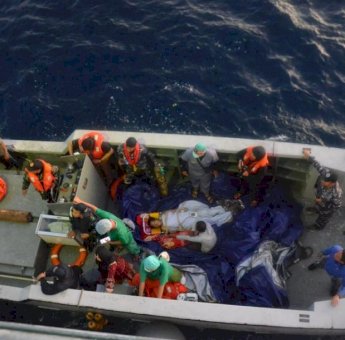 TNI AL Evakuasi Ibu Melahirkan Terombang Ambing di Perairan Madura