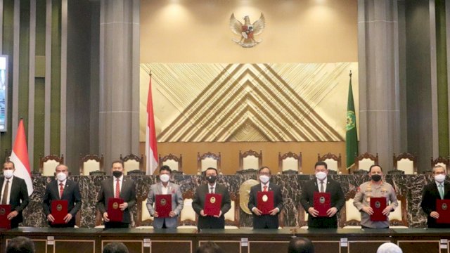 Kepala BSSN Letjen TNI (Purn) Hinsa Siburian (kedua dari kiri) bersama 10 Kementrian dan Lembaga usai penandatangan MOU. (Istimewa)