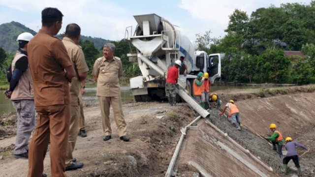 Bupati Pinrang Irwan Hamid, saat meninjau pekerjaan Rehabilitasi Saluran Induk Pekkabata, di Lome, Kecamatan Duampanua, Selasa (12/04/2022). (Istimewa)