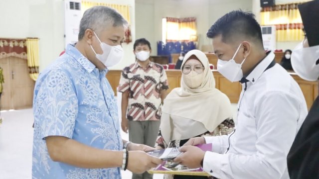 Bupati Pinrang Andi Irwan Hamid, menyerahkan secara simbolis SK tenaga PPPK Non Guru secara simbolis. (Istimewa)