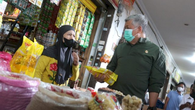 Bupati Pinrang Andi Irwan Hamid, berbincang dengan salah satu pedagang di Padar Sentral, Jumat (08/04/2022). (Istimewa)