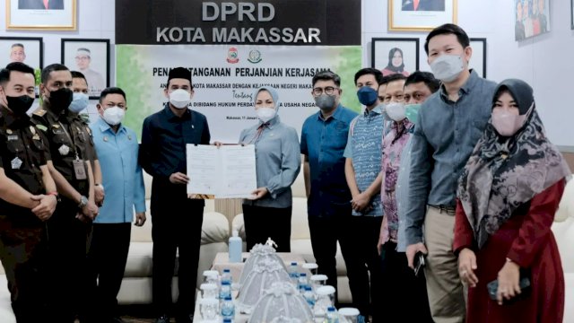 Suasana penandatangan kerjasama (MoU) antara DPRD Makassar dan Kejaksaan Negeri Makassar dalam bidang Hukum Perdata dan Tata Usaha Negara, di Kantor DPRD Makassar, Selasa (11/1/2022). (Foto: Istimewa)