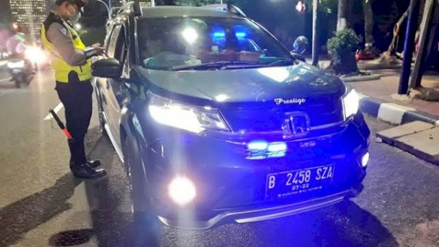 Mobil yang menggunakan Rotator atau Lampu Aksesoris yang tidak boleh digunakan oleh sembarangan Kendaraan. (Kompas)