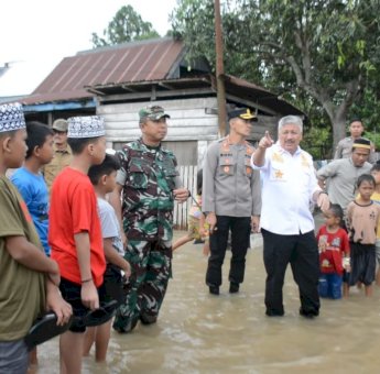 Tinjau Banjir, Bupati Pinrang Minta Warga Waspada