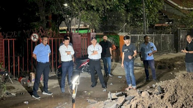 Direktur Utama PDAM Kota Makassa Beni Iskandar, meninjau perbaikan kebocoran pipa di Jalan Datu Museng, Selasa (19/7/2022). (Istimewa)