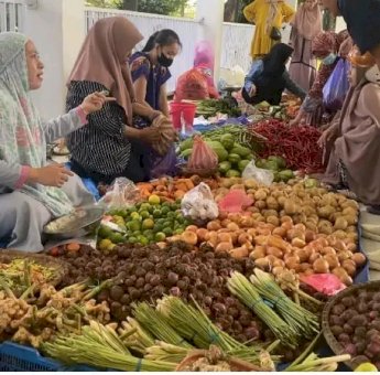 Minta Tambah Lagi, Pasar Murah Disperindag Mamuju Diserbu Warga