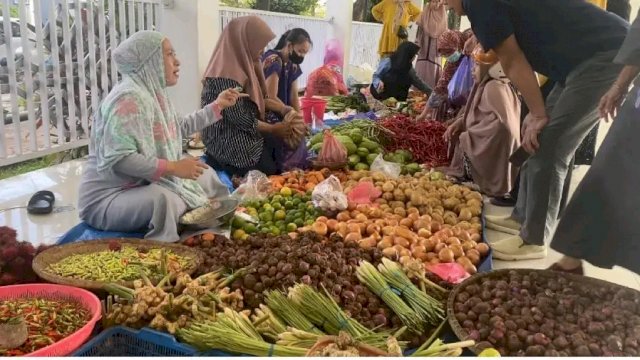 Warga Mamuju Antusias Berbelanja di Pasar Murah yang digelar Dinas Perdagangan Kabupaten Mamuju.(Ist)
