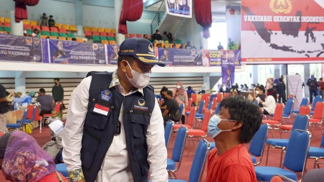 Ketua DPD Partai Nasdem Kota Balikpapan Ir H ahmad Basir Disela-sela Kegiatan Vaksinasi Covid-19 di Balikpapan.(Foto: Istimewa)