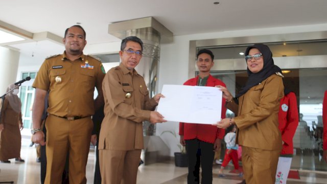 Bupati Kutai Timur (Kutim) Ardiansyah dan Wakil Bupati Kasmidi Bulang Melepas 150 Mahasiswa Sekolah Tinggi Ilmu Ekonomi (STIE) Nusantara Angkatan XI Tahun Akademi 2021-2022 untuk mengikuti Kuliah Kerja Nyata (KKN) di empat Kecamatan di Kabupaten Kutim.(Foto: Istimewa)