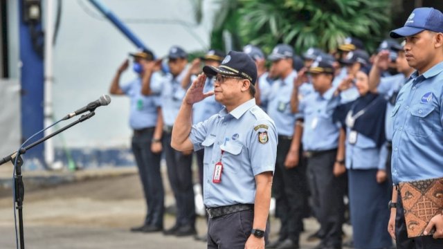 Penjabat Direktur Utama PDAM Kota Makassar Beni Iskandar, saat memimpin Apel Pagi, Senin (11/07/2022). (Istimewa)