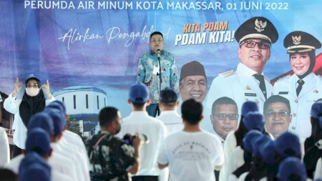 Penjabat Direktur PDAM Kota Makassar Beni Iskandar, saat melantik 560 pegawai PDAM Kota Makassar. (Istimewa)