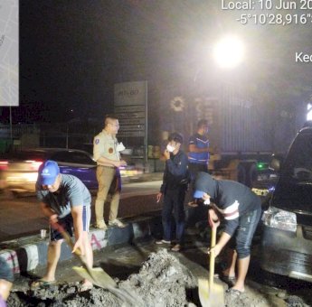 Dini Hari, Pj Dirut PDAM Makassar Kawal Pekerjaan di Lapangan
