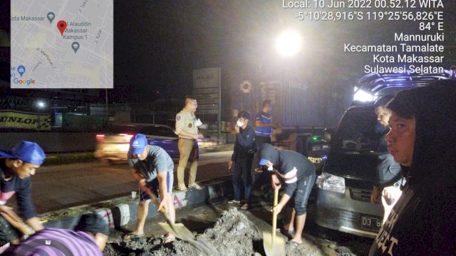 Pj Direktur Utama PDAM Kota Makassar Beni Iskandar, saat melakukan pemantauan perbaikan pipa di Jalan Sultan Alauddin. (Istimewa)