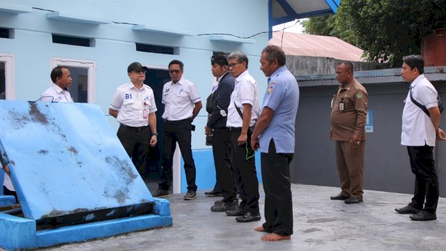 Pj Direktur Utama PDAM Kota Makassar Beni Iskandar, Bersama jajarannya saat melakukan peninjauan di Asrama Haji Sudiang. (Istimewa)