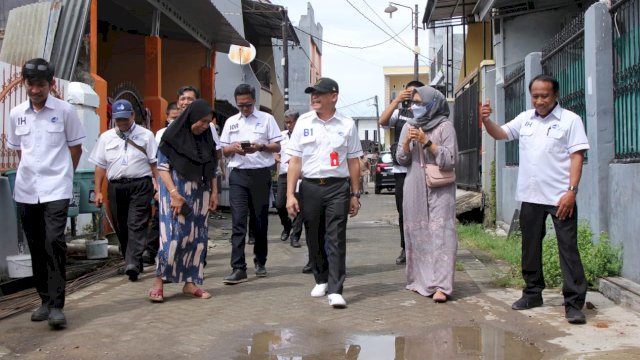 Penjabat Direktur PDAM Kota Makassar Beni Iskandar Bersama jajarannya saat melakukan pemantauan saluran air bersih di BTP. (Istimewa)