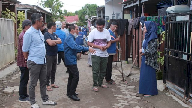 Pj Direktur utama PDAM Kota Makassar Beni Iskandar, saat mengunjungi warga Perumahan tanjong Alya, barombong. (Istimewa)