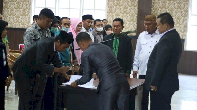 Bupati Muna Rusman Emba, saat melantik pejabat Irban dan Kapuas di Ruangan Aula Kabupaten Muna, Kamis (30/06/2022). (Foto: Rustam/Republiknews.co.id)