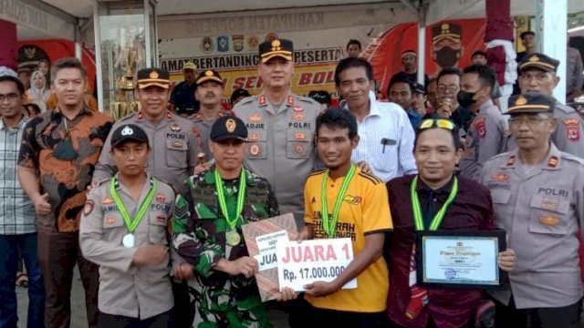 Perwakilan Ganra Utama FC menerima hadiah turnamen sepakbola piala bergilir Kapolres Soppeng, (01/07/2022). (Ist)