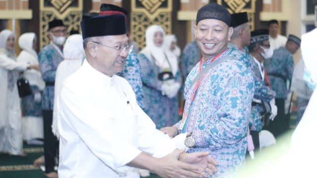 Bupati Jeneponto Iksan Iskandar, saat melepas calon jemaah Haji di Masjid Agung Jeneponto, Jumat (01/07/2022). (Istimewa)