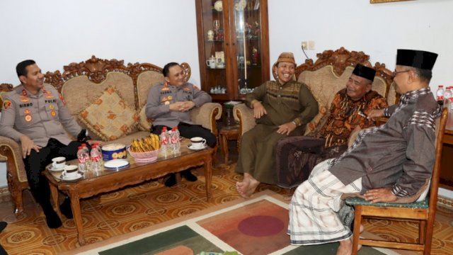 Kapolres Metro Jakarta Barat Kombes Pol Pasma Royce dan Wakapolres AKBP Bismo, berbincang dengan Tokoh Ulama di Jakarta Barat. (Istimewa)