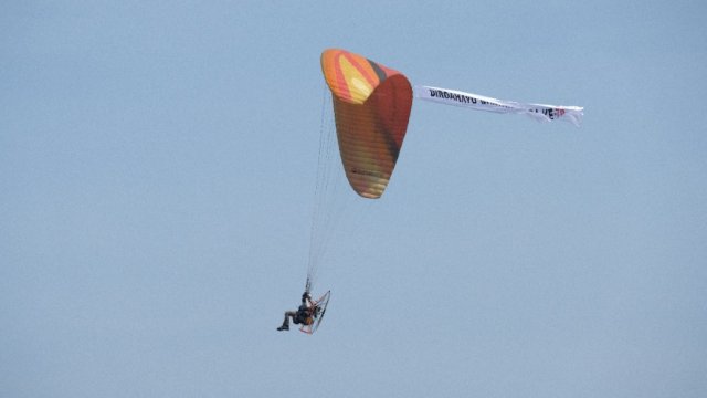 Paramotor Polda Banten membawa ucapan Ulang Tahun Bhayangkara ke-76. (Istimewa)