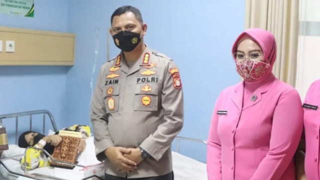 Kapolres Metro Tangerang Kota Kombes Pol Zain Dwi Nugroho, mengunjungi bayi yang baru lahir di salah satu rumah sakit di Tangerang Kota. (Istimewa)