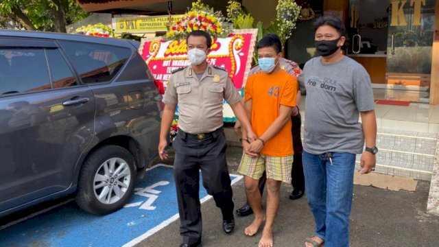 Pelaku jambret HP di SPBU Tomang Jakarta Barat. (Istimewa)