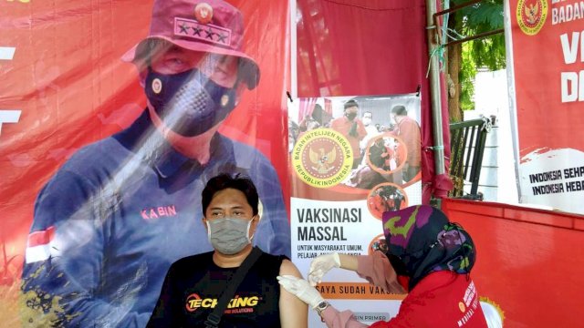 Binda Sulsel Koordinator Wilayah Kabupaten Barru saat melaksanakan vaksinasi Covid-19 untuk seluruh kelompok masyarakat, Jumat (01/07/2022). (Dok. Binda Sulsel)