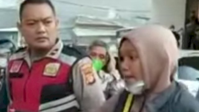 Tangkapan Layar Video Mahasiswi berinisial HRF (23) yang melawan ditegur Polisi di Kawasan Kampung Melayu, Jakarta Timur. (Istimewa)