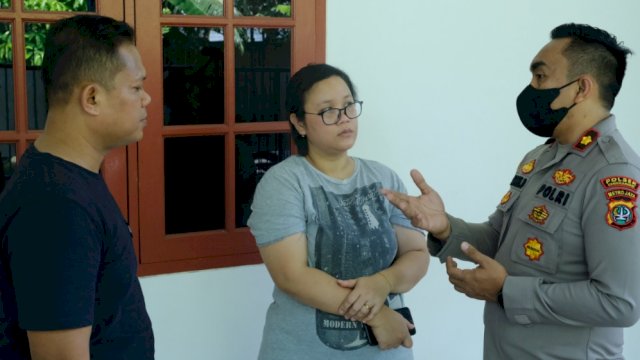 Kapolsek Cengkareng Kompol Ardhie Demastyo saat berada di lokasi olah TKP tempat pencurian rumah kosong. (Ist)