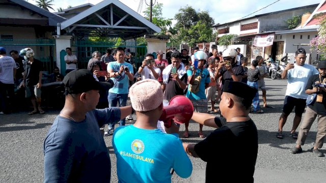 Aksi Unjuk Rasa Aliansi Pemerhati Keadilan di depan Kantor Balai Taman Nasional Takabonerate (TNTB), Jumat (01/07/2022). (Istimewa)