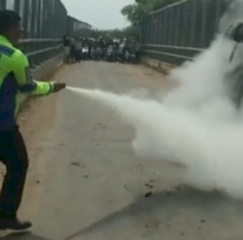 Diduga Korsleting, Sebuah Angkot di Jembatan Ram 4 Tol Serang Terbakar
