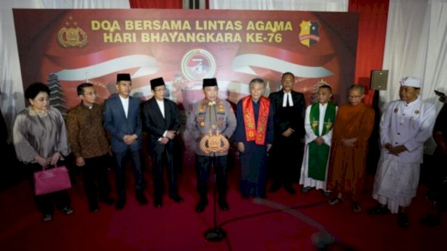 Kapolri Jenderal pol Listyo Sigit Prabowo bersama perwakilan tokoh agama dalam kegiatan doa bersama. (Ist)