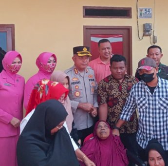 Kombes Hengki Serahkan Kunci Program Bedah Rumah di Momen HUT Bhayangkara ke-76