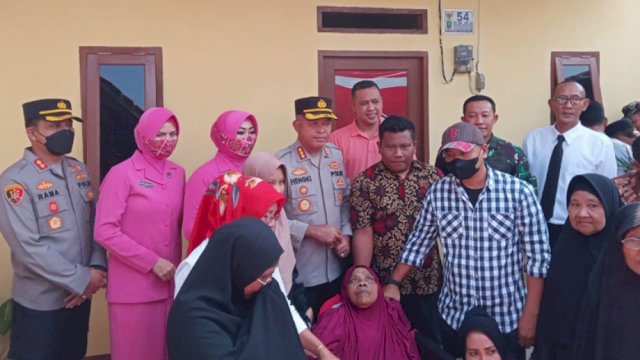 Kapolres Metro Bekasi Kota Kombes Pol Hengki, menyerahkan kunci rumah program bedah rumah Rutilahu dalam rangka HUT Bhayangkara ke-76. (Istimewa)