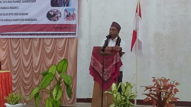 Bupati Manggarai Herybertus G.L. Nabit, memberikan arahan saat melaunching Program Pendidikan Kecakapan Hidup di SKB Randong, Desa Compang Dalo, Jumat (30/06/2022). Istimewa